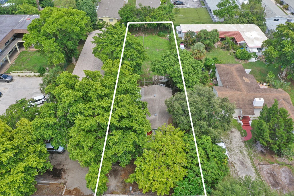 Photo of 2315 MONROE Street, Hollywood, FL 33020 (MLS # B26075934)