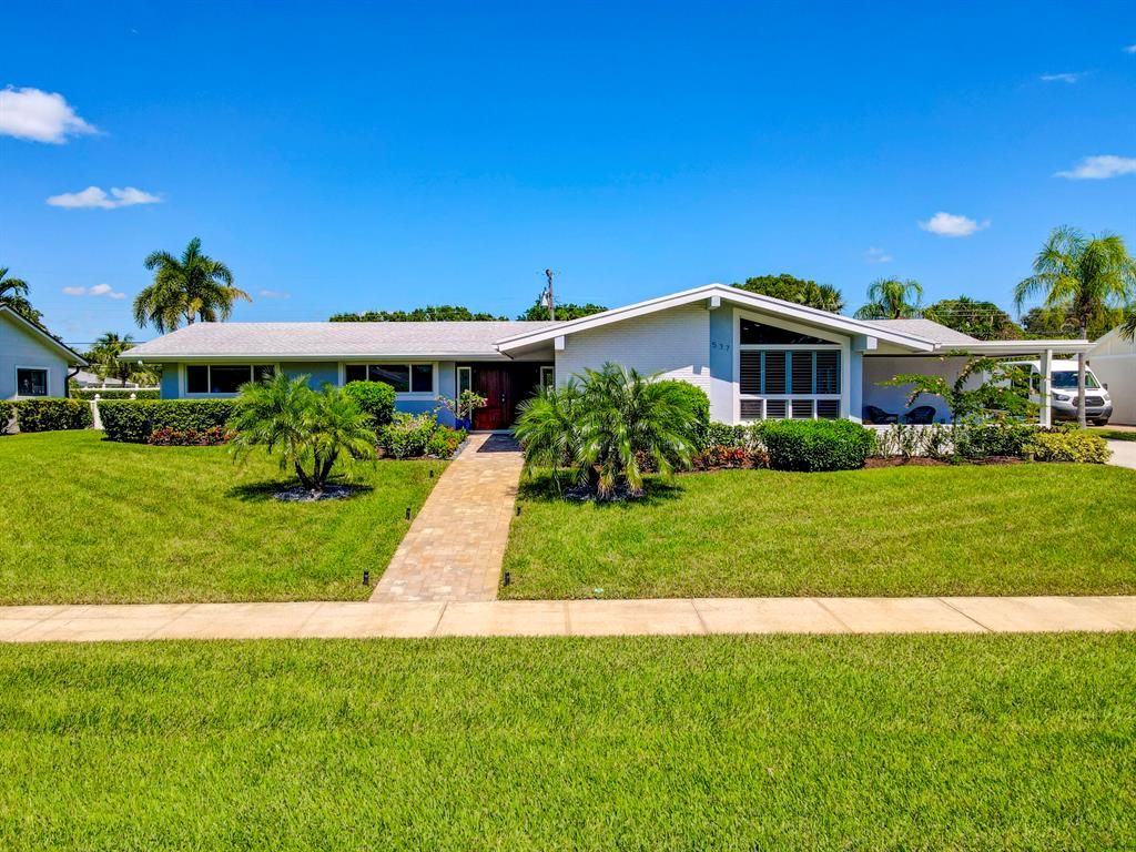 Photo of 537 Oyster Road, North Palm Beach, FL 33408 (MLS # R10880766)