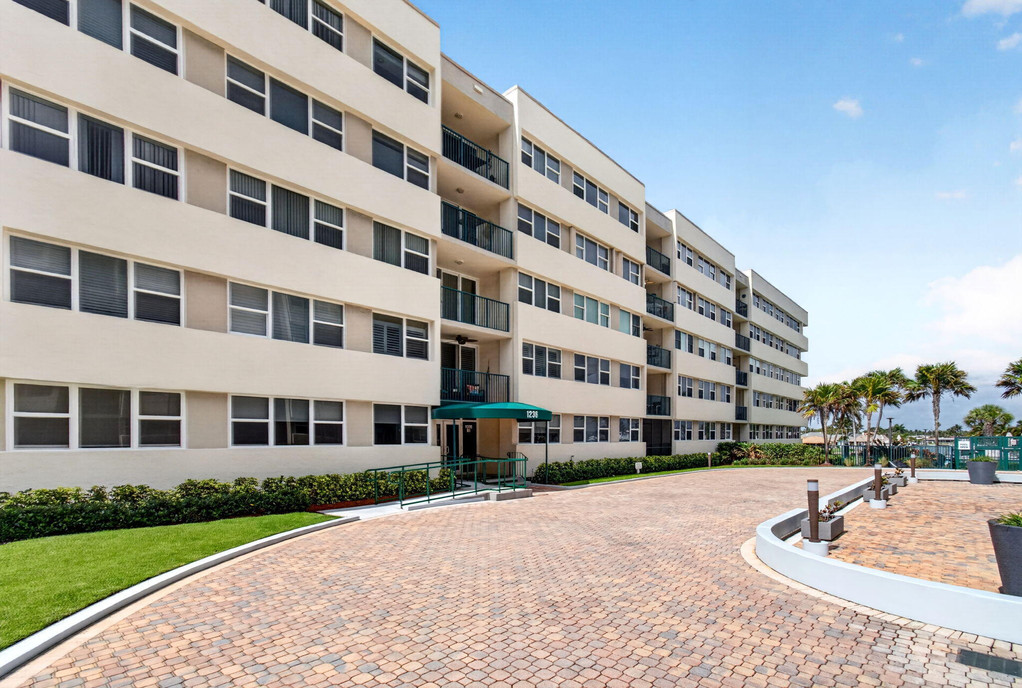 1236 Hillsboro Mile 406
