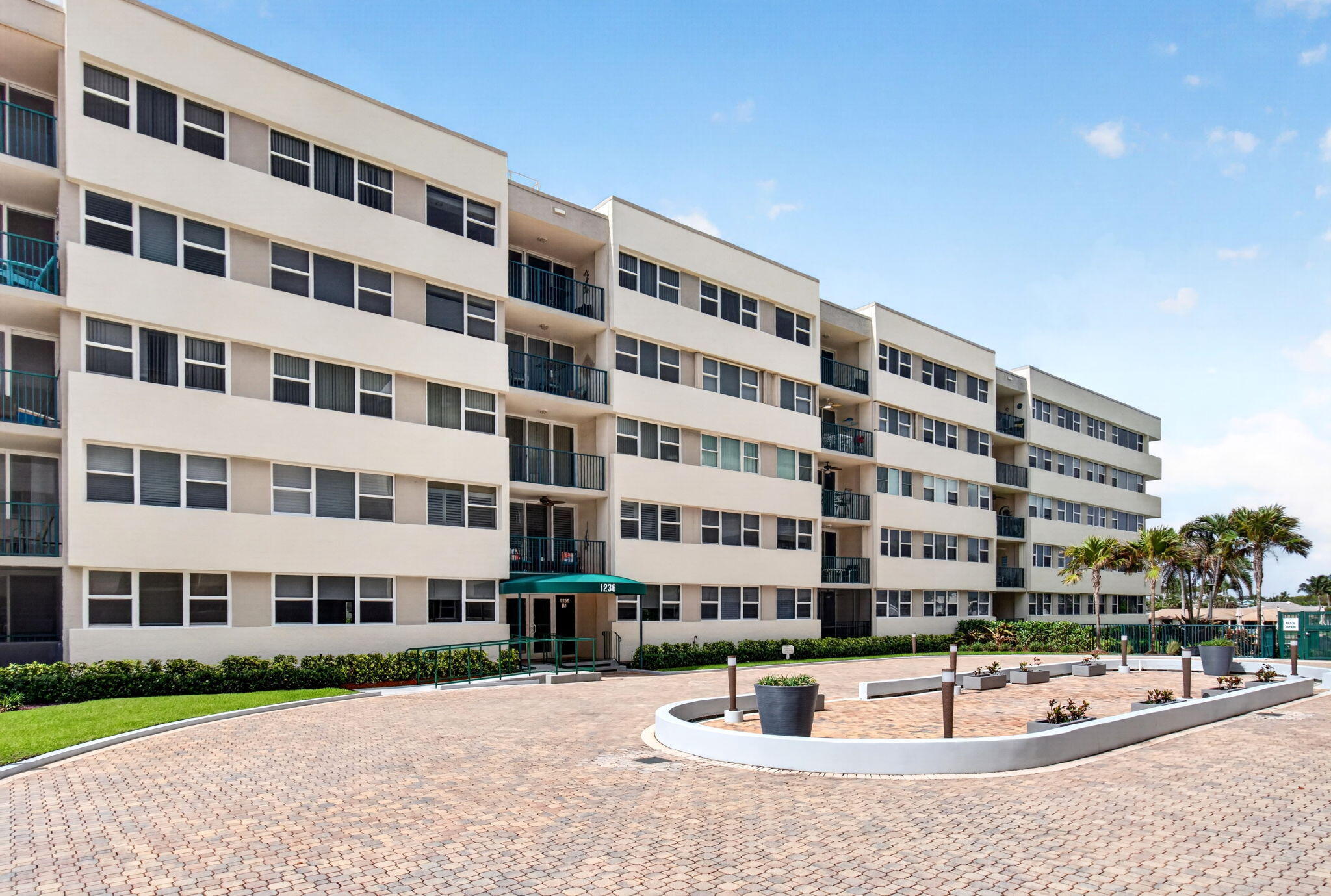 1236 Hillsboro Mile 406