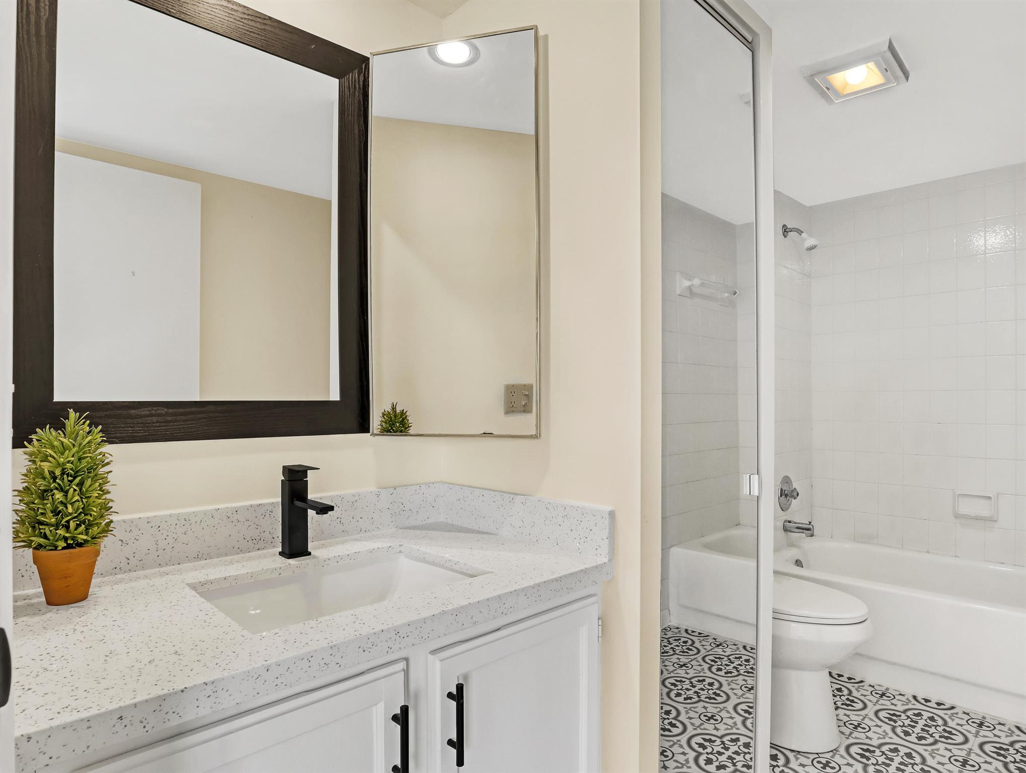 EMERALD LAKES - Residential