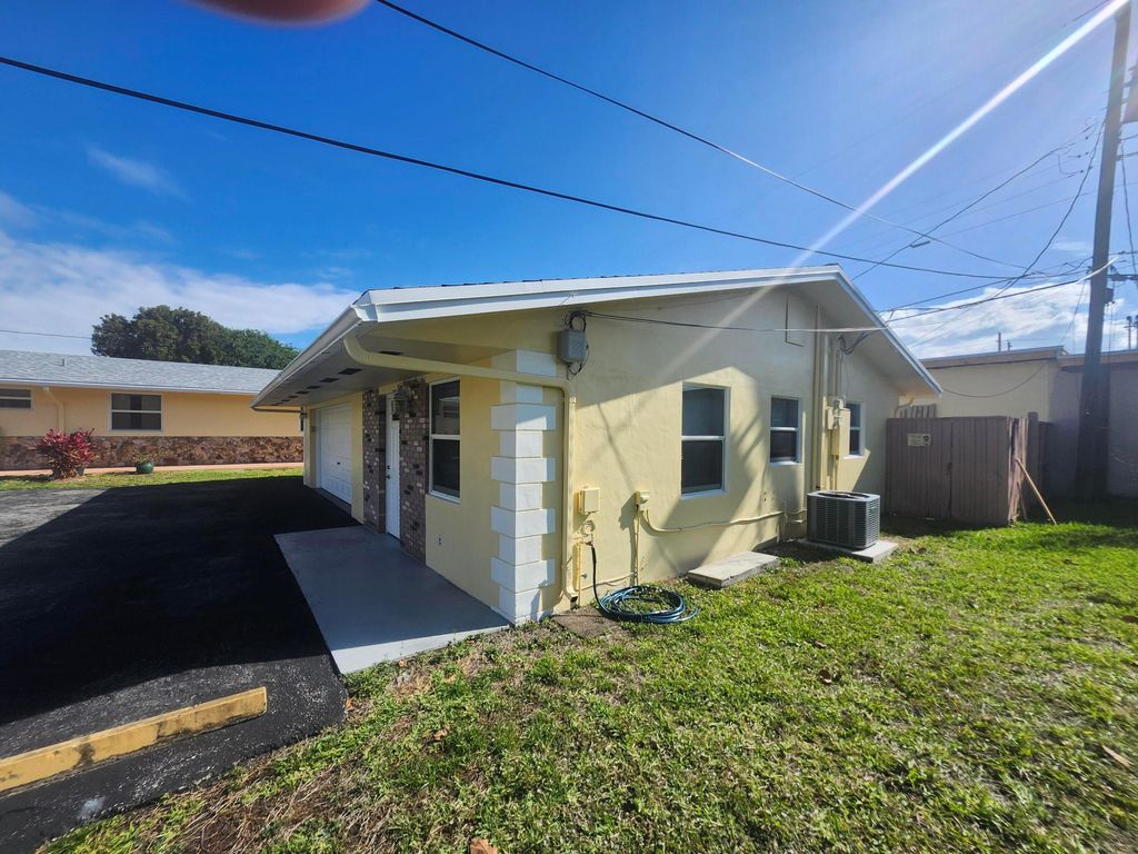 Photo of 511 N 60th Way #East Apartment, Hollywood, FL 33024 (MLS # B26009013)