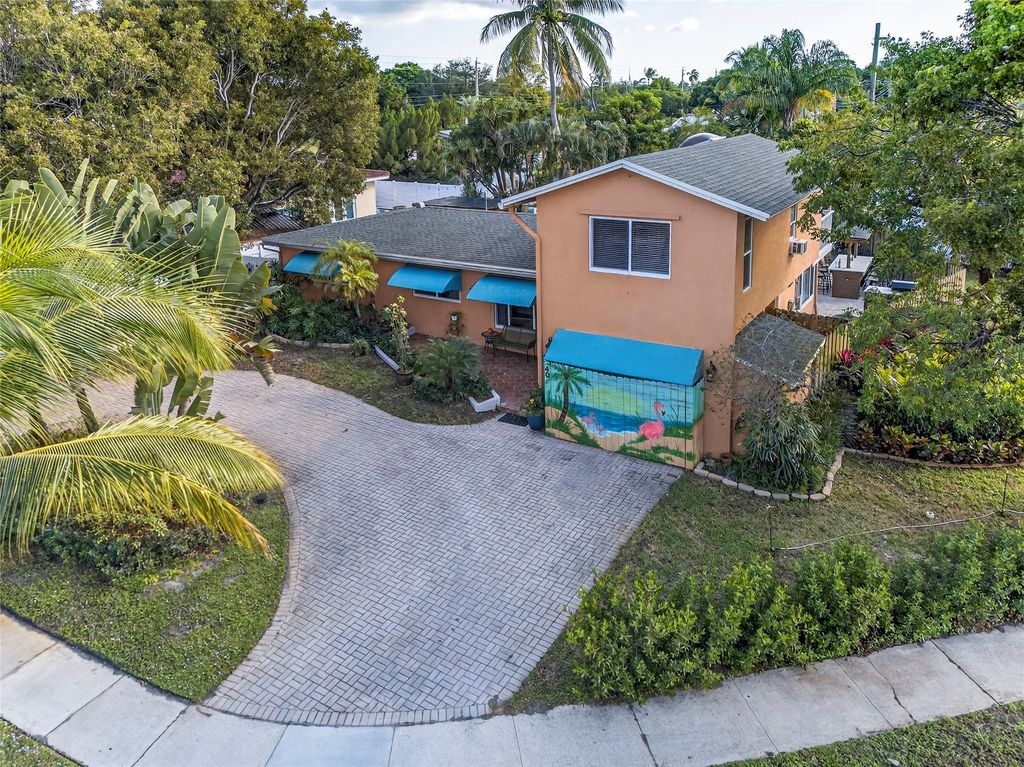 Photo of 40 SW 9th Court, Pompano Beach, FL 33060 (MLS # B26041258)