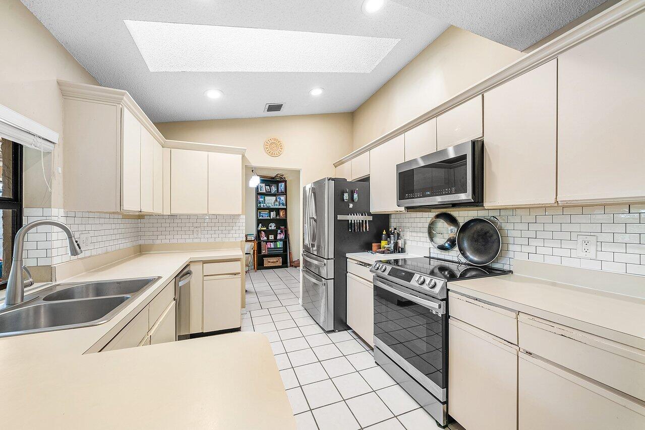 SUGAR POND MANOR OF WELLINGTON - Residential