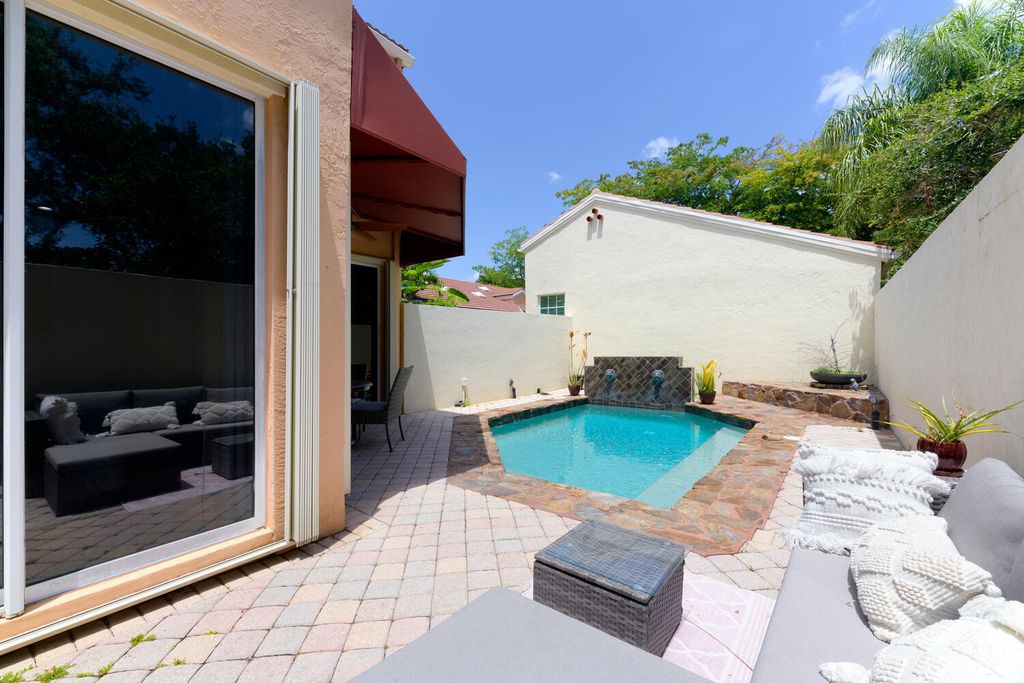 Photo of 54 Via Verona, Palm Beach Gardens, FL 33418 (MLS # R10950394)