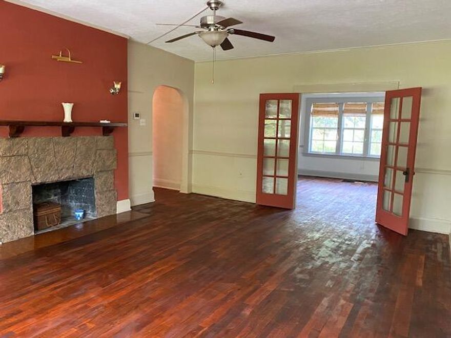 Charming 2/2 Condo in the Historic Building, Casa Caprona! built in 1926; historical place visited by Amelia Earhart  and the crayola Family Vacation hom,  Ground floor unit, Wood flooring throughout, Kitchen and Bath updates, Jacuzzi tub, back covered Porch, Beautiful Fireplace and much more! Convenient location, close the international Airport Aviator Resident .  It's a wonderful place. Good Opportunity close to 25th St. Don't miss this great opportunity. New Air Conditioning . 2 spots parking car outside peace place, Tropical Old Florida Fauna.