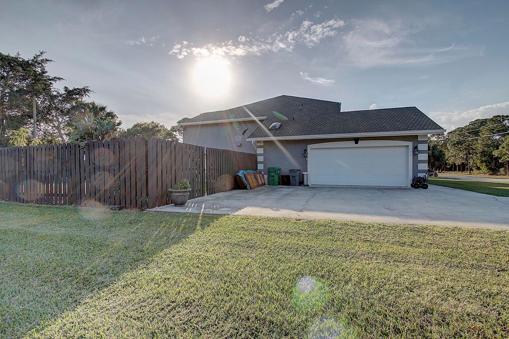 Photo of 669 Howard Street, Fort Pierce, FL 34982 (MLS # B26002203)