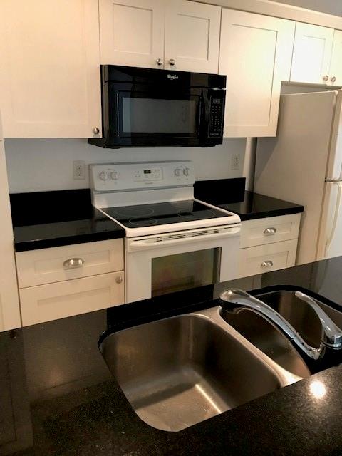 UPDATED 3/2 WITH WHITE SHAKER CABINETTS AND GRANITE COUNTERTOPS. THIS CENTRALLY LOCATED UNIT IS CLOSE TO EVERYTHING THAT CORAL SPRINGS HAS TO OFFER(schools, shopping, banks, parks, library, medical services restaurants and more)