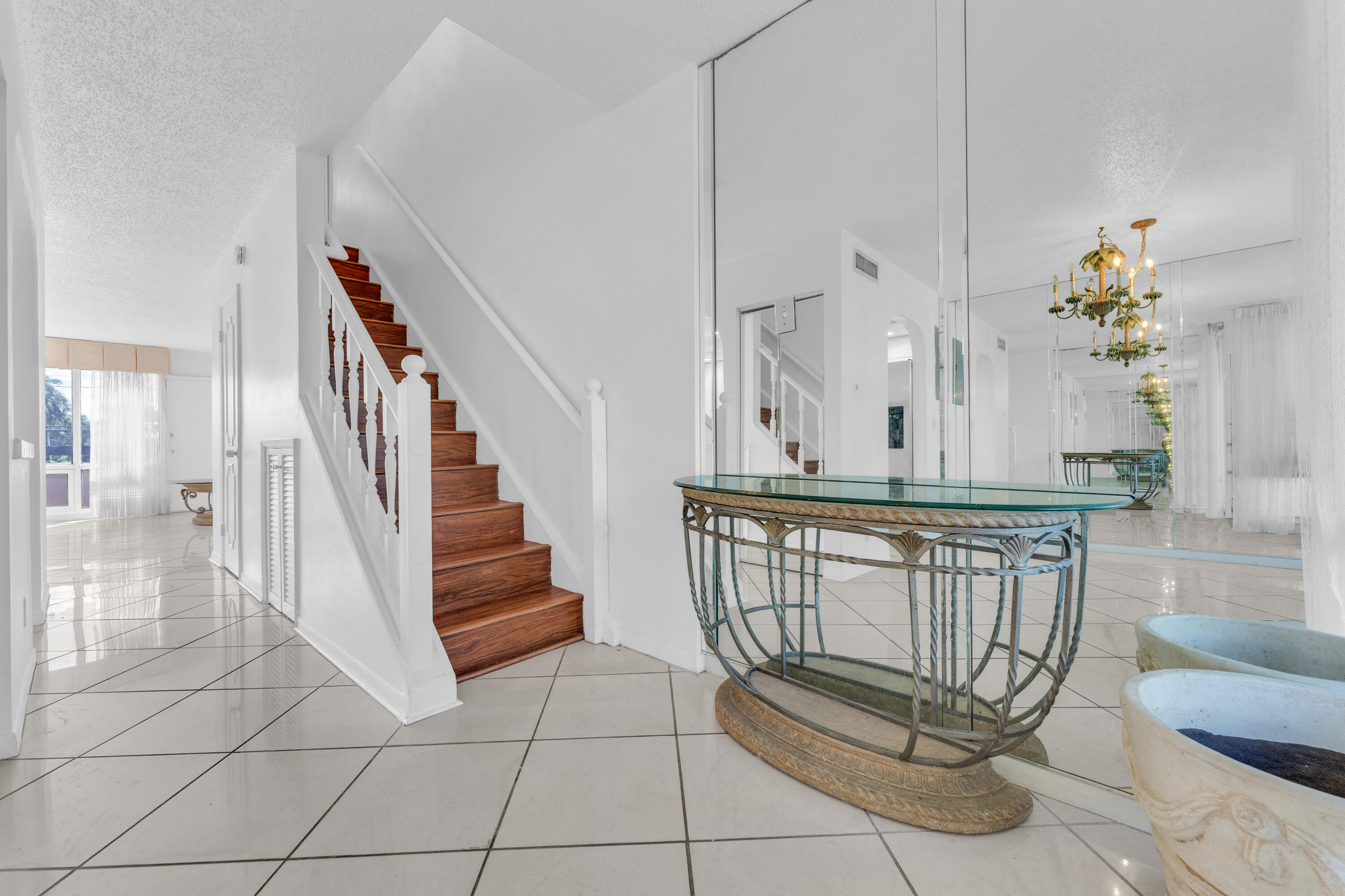 POINTE CONDO - Residential