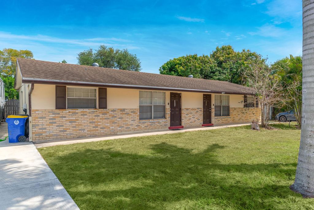 Photo of 3059 SE Amherst Street #3059-3069, Stuart, FL 34997 (MLS # R10982915)