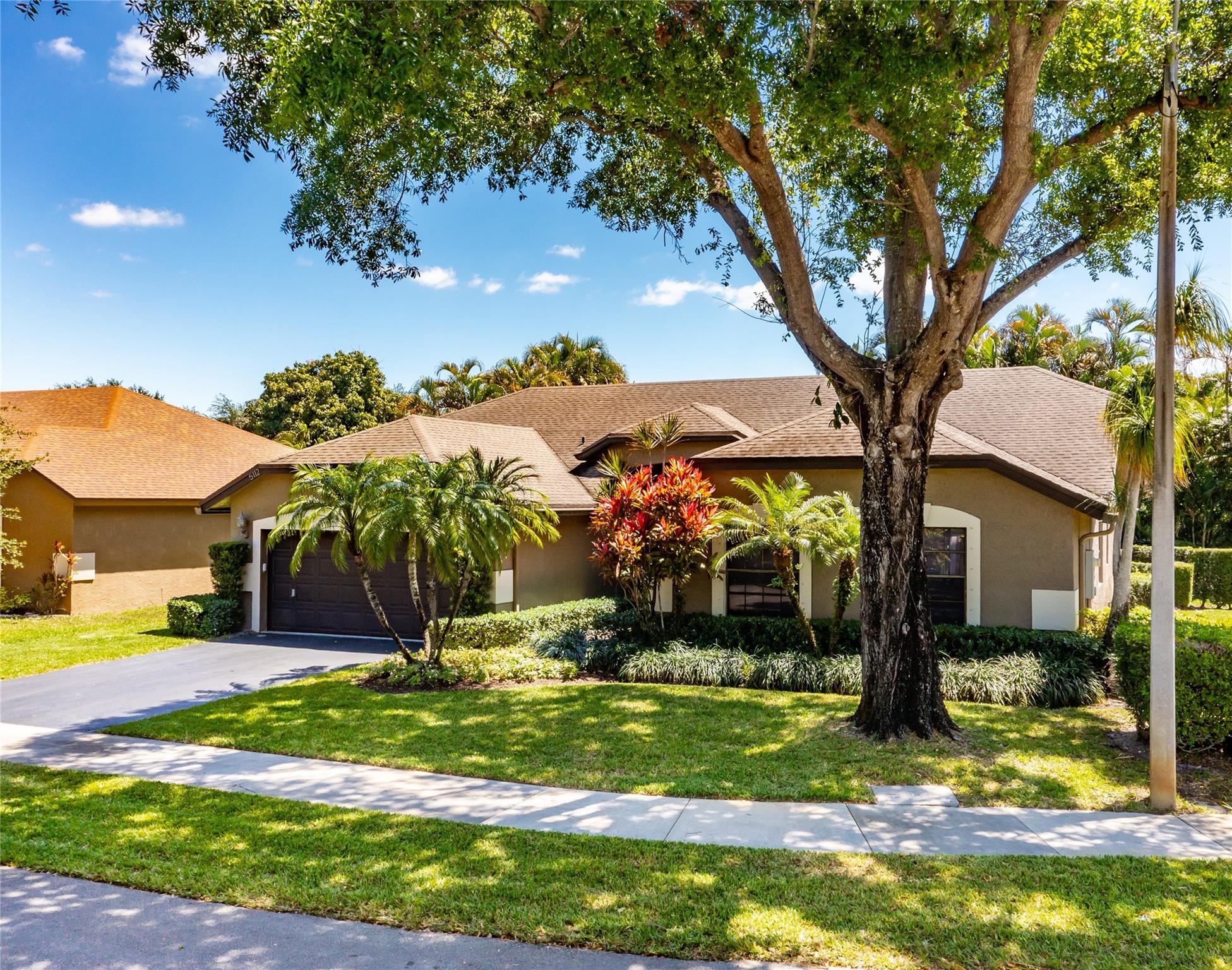 5112 NW 43rd Ave, Coconut Creek, FL, 33073/$674,900 1 5112 NW 43rd Ave