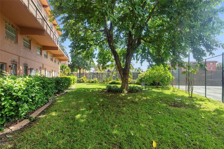 Fort Lauderdale Tennis Club welcomes you to this renovated townhouse. All bedrooms upstairs but primary bedroom has separate entrance which is close to the elevator. Pet friendly building with its own dog park. Building faces the north fork of the Middle River with paddle board or canoe access. Fantastic amenities include heated pool, spa, Tiki bar, gym, 20 clay courts. Gated community with 24 hour security.