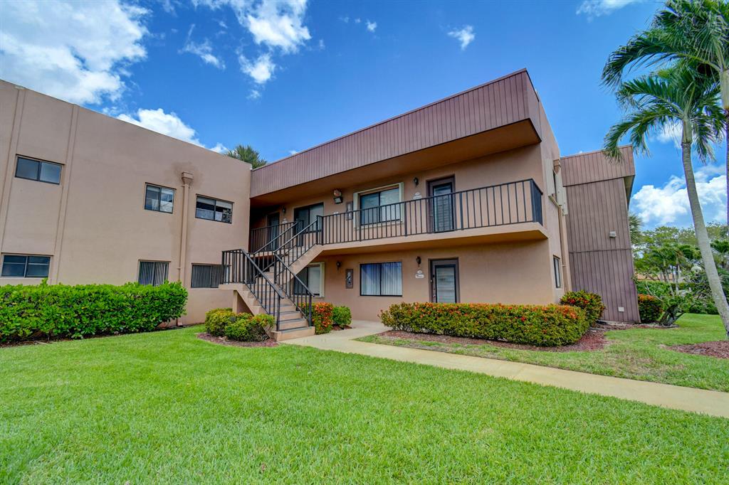 55+ Lakes of Delray yearly rental, 2nd floor, 1 bed, 1.5 bath fully furnished . Lakes of Delray has great amenities you can enjoy, pools, clubhouse, tennis, golf, classes, nearby shopping and more!
