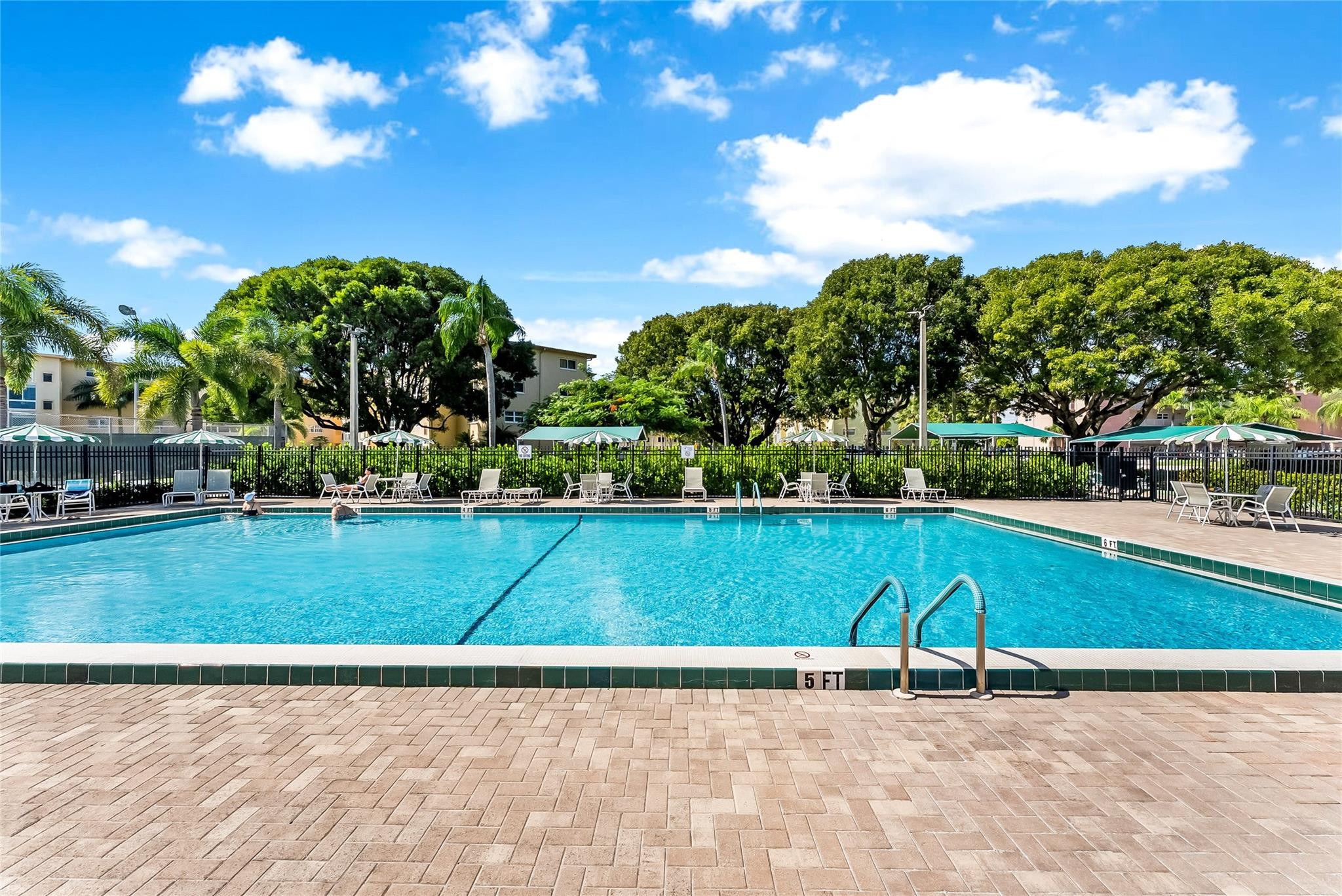 VILLAGE ROYALE GREENWOOD - Residential