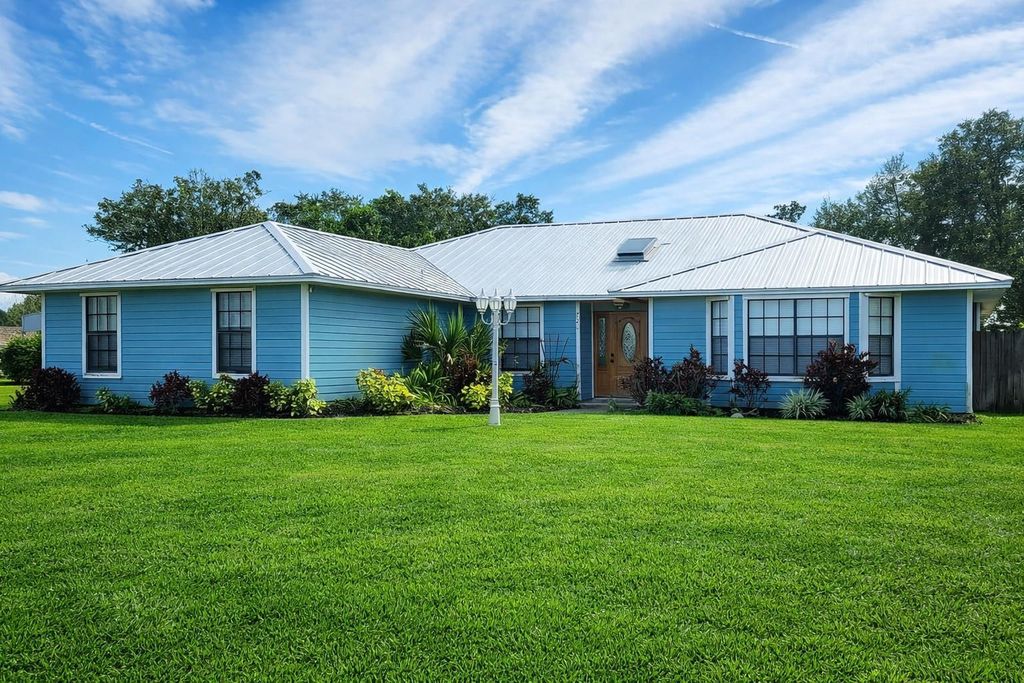 Photo of 728 N Fischer Circle, Sebastian, FL 32958 (MLS # F10552671)