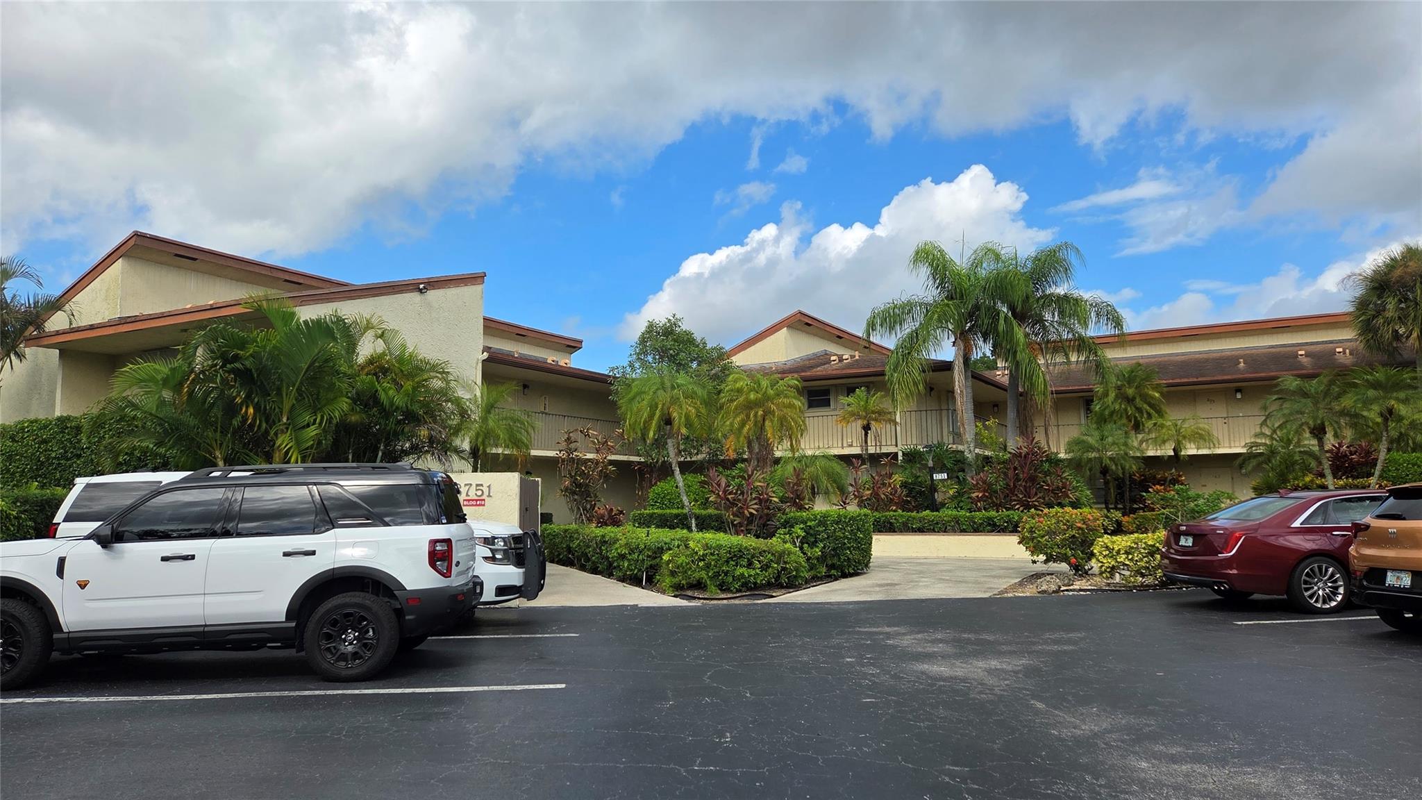 Holly Court At Woodmont - Residential