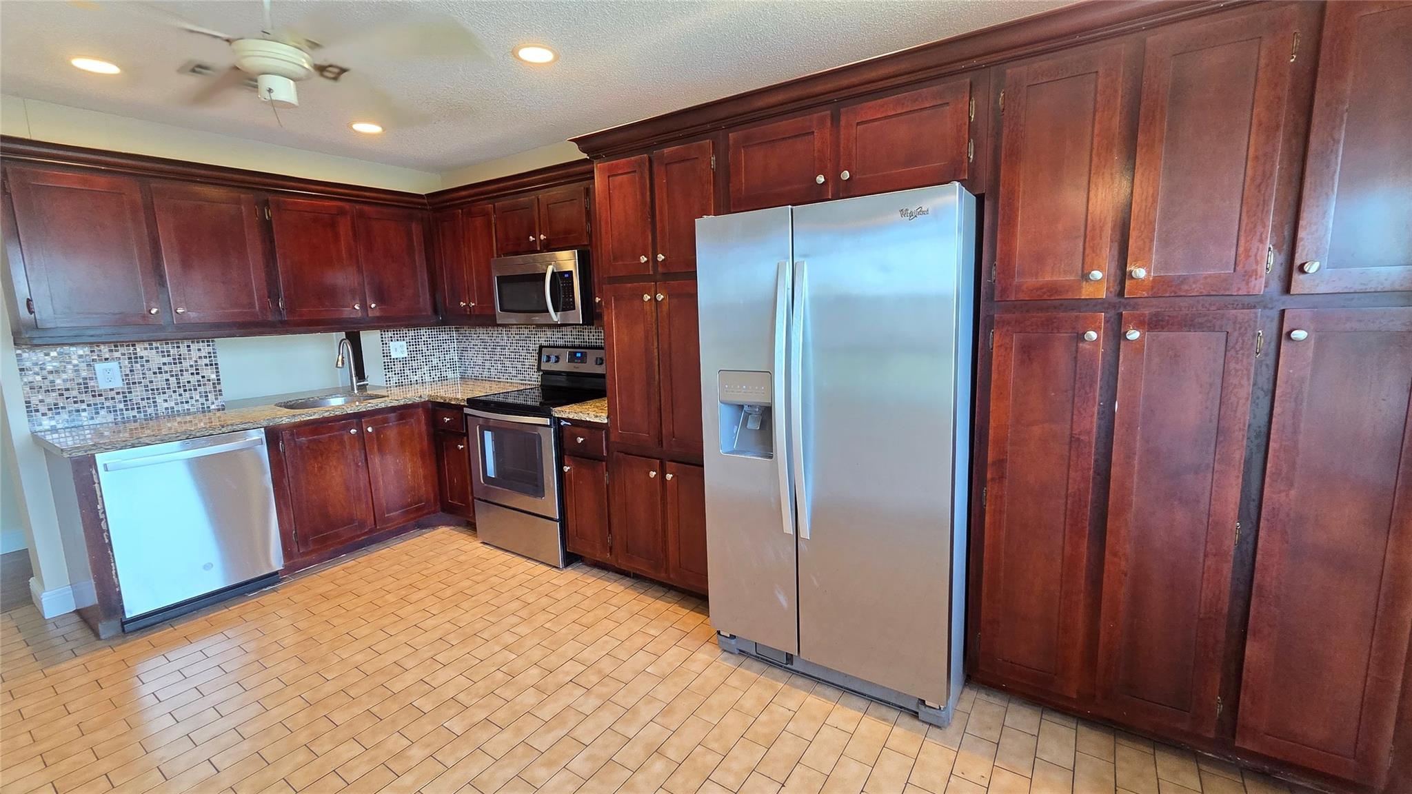 Holly Court At Woodmont - Residential