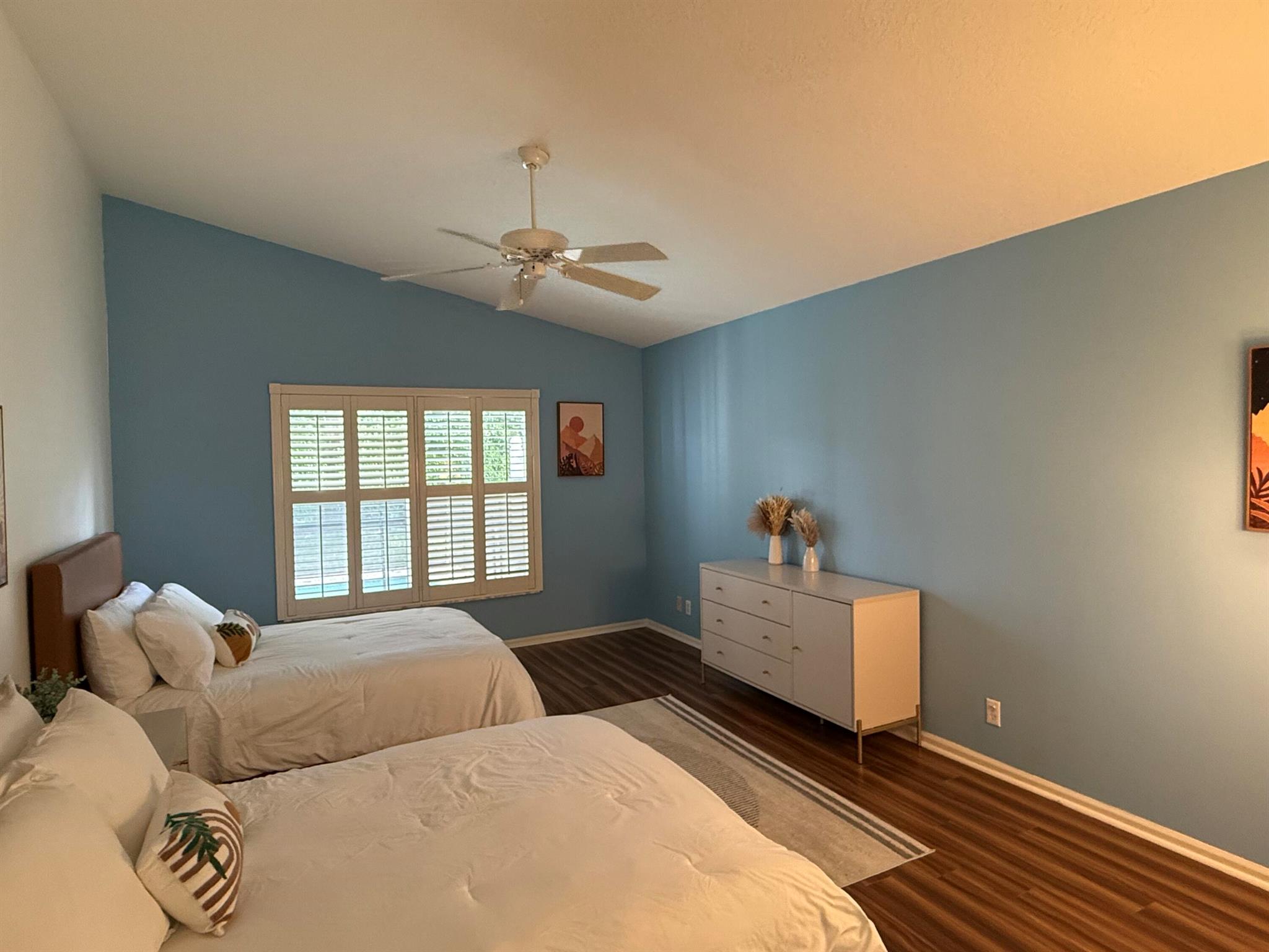 ROYAL LAKES - Residential