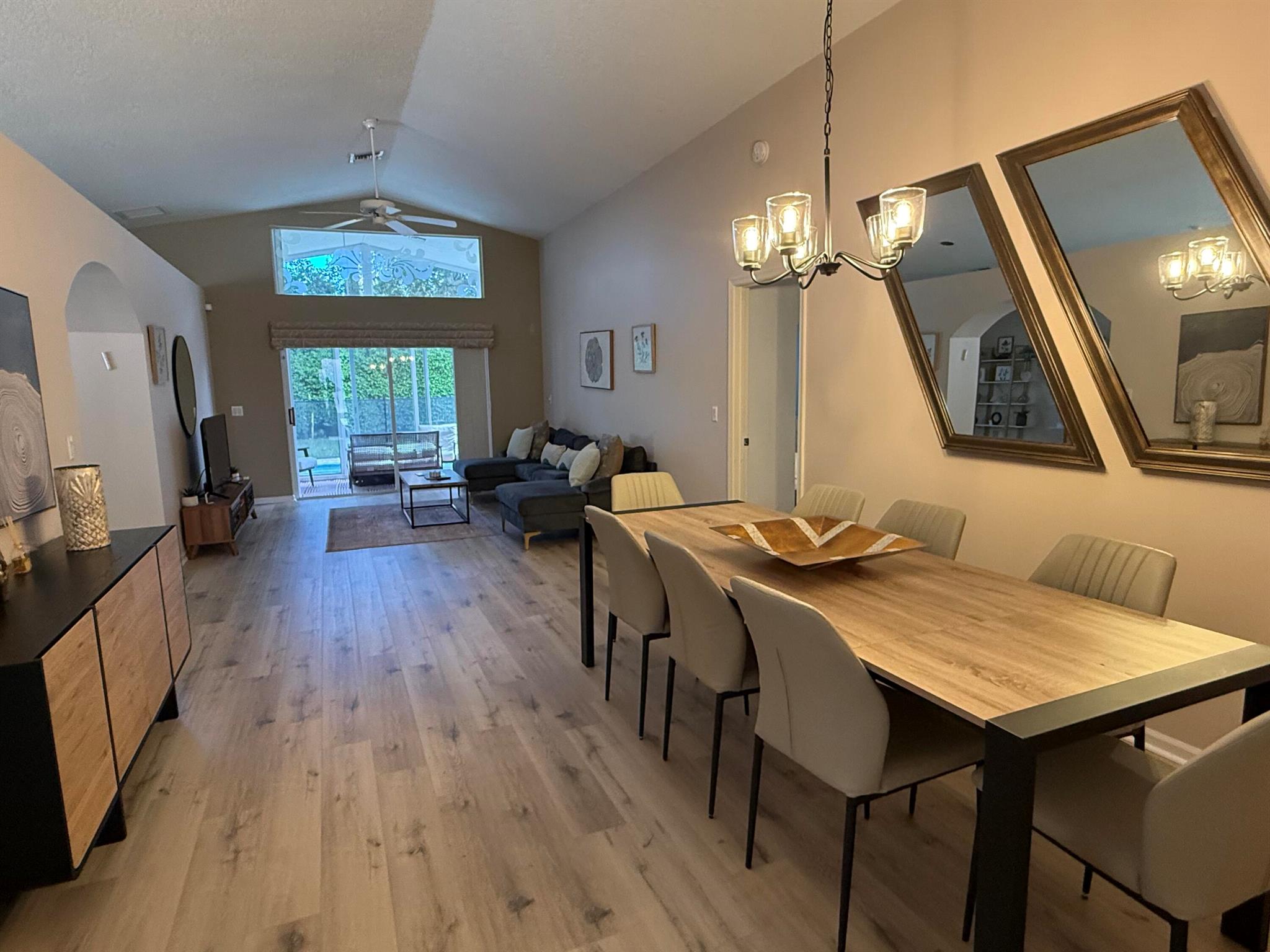 ROYAL LAKES - Residential