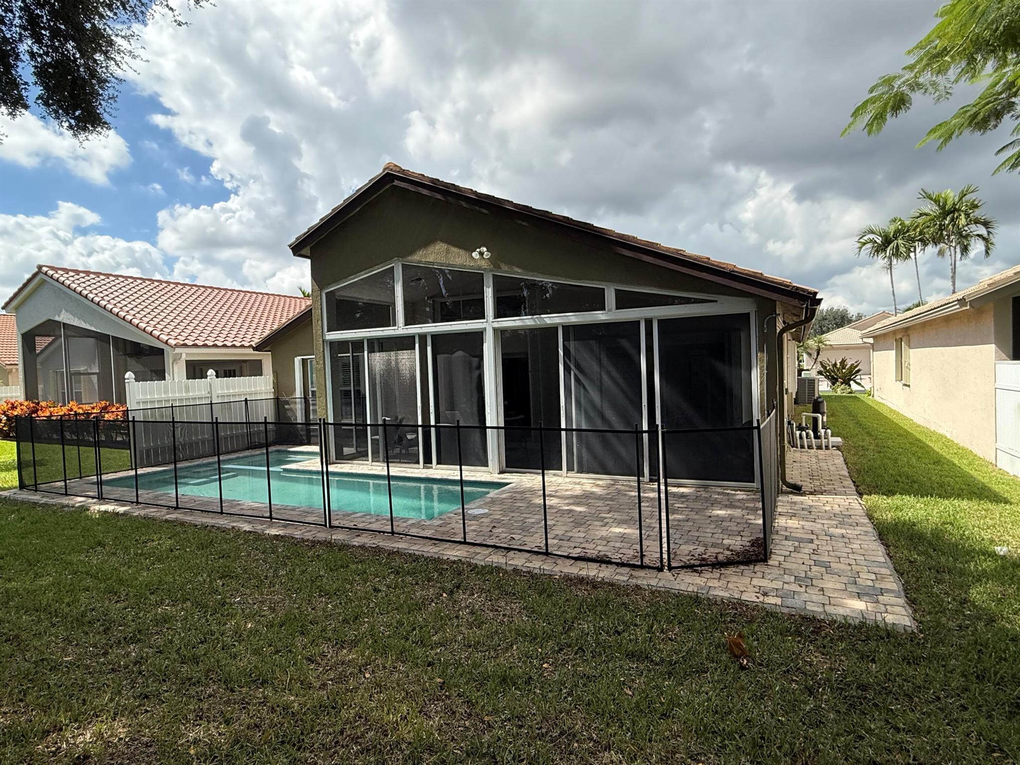 ROYAL LAKES - Residential