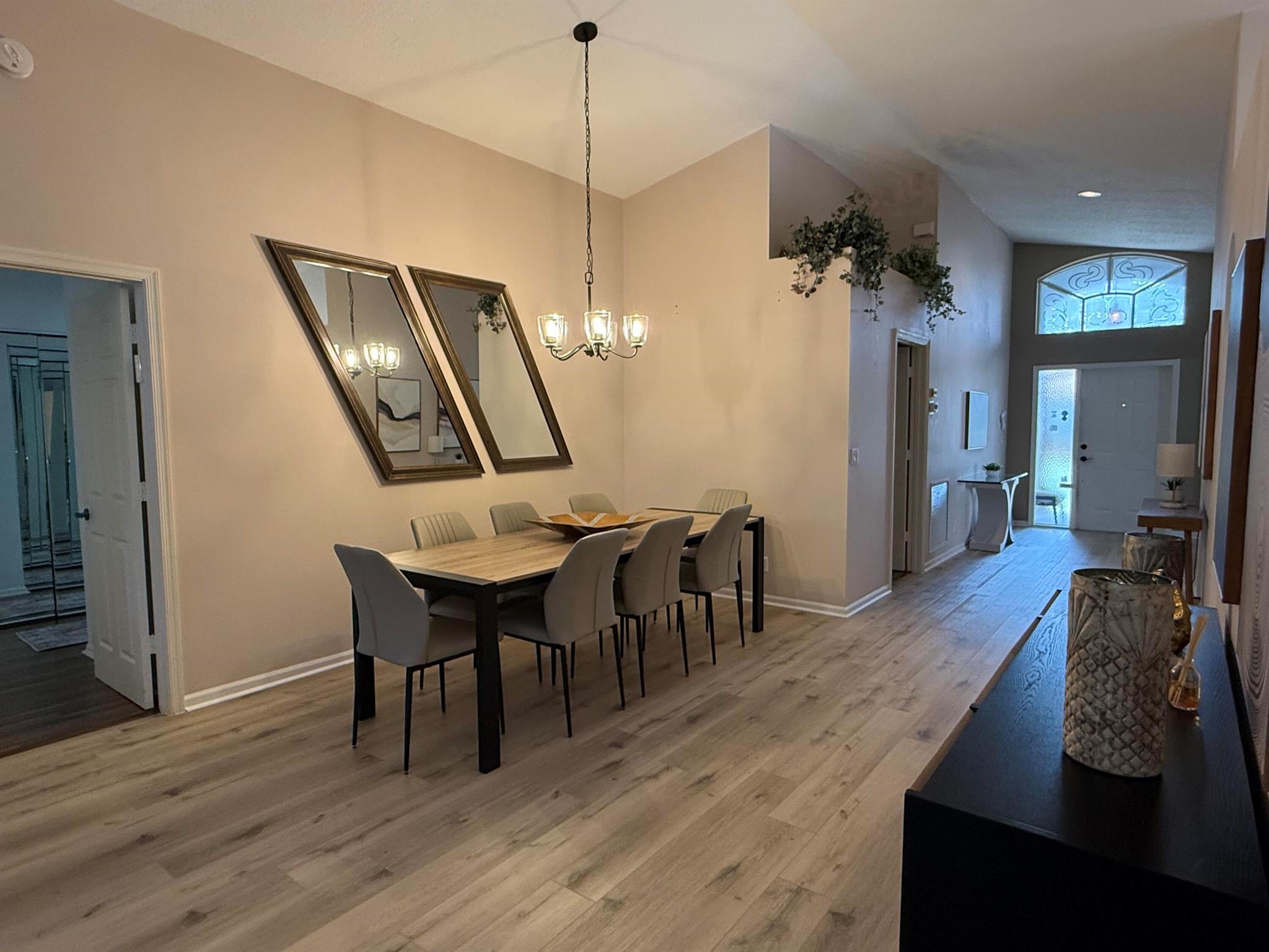 ROYAL LAKES - Residential