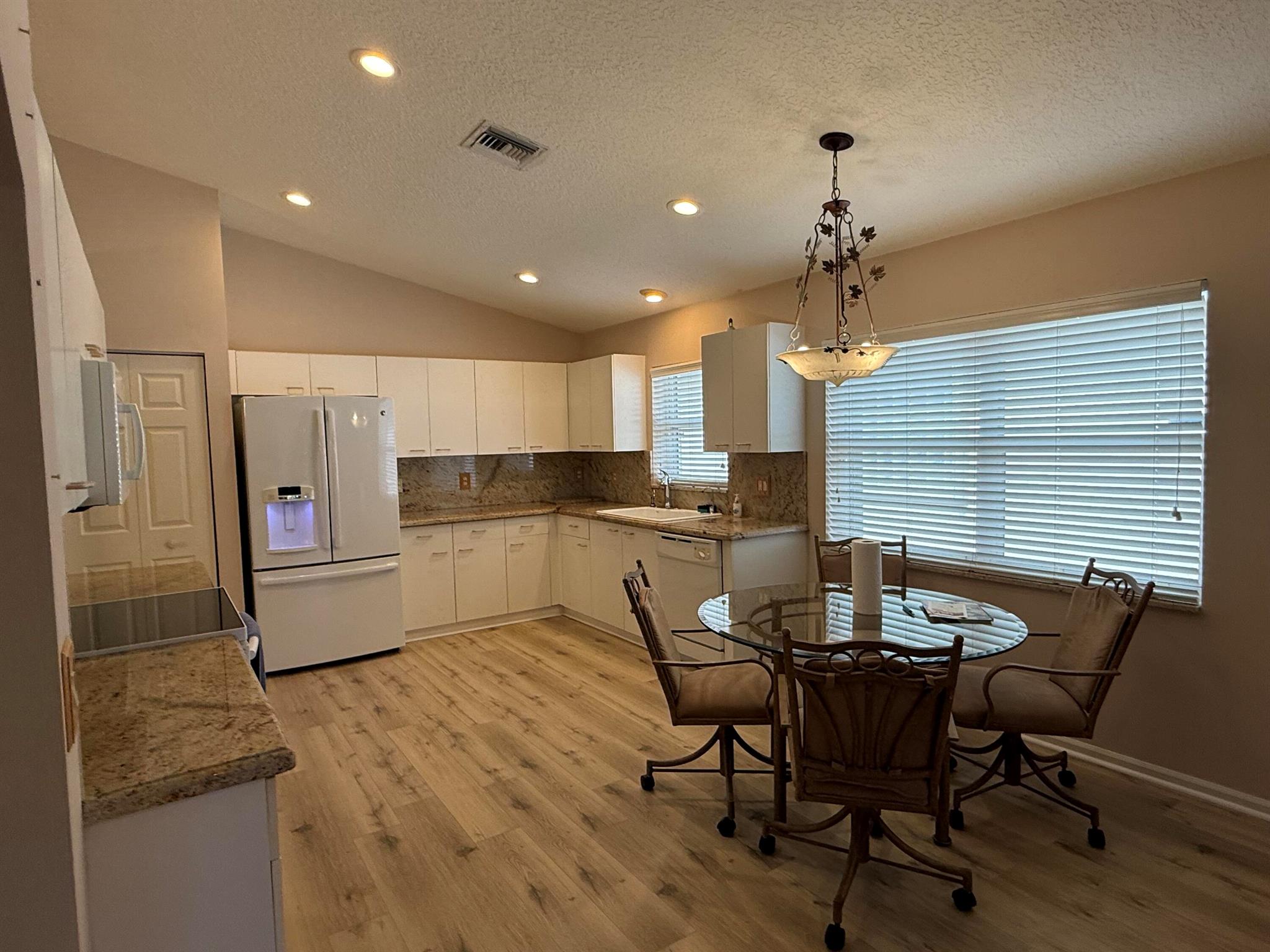 ROYAL LAKES - Residential