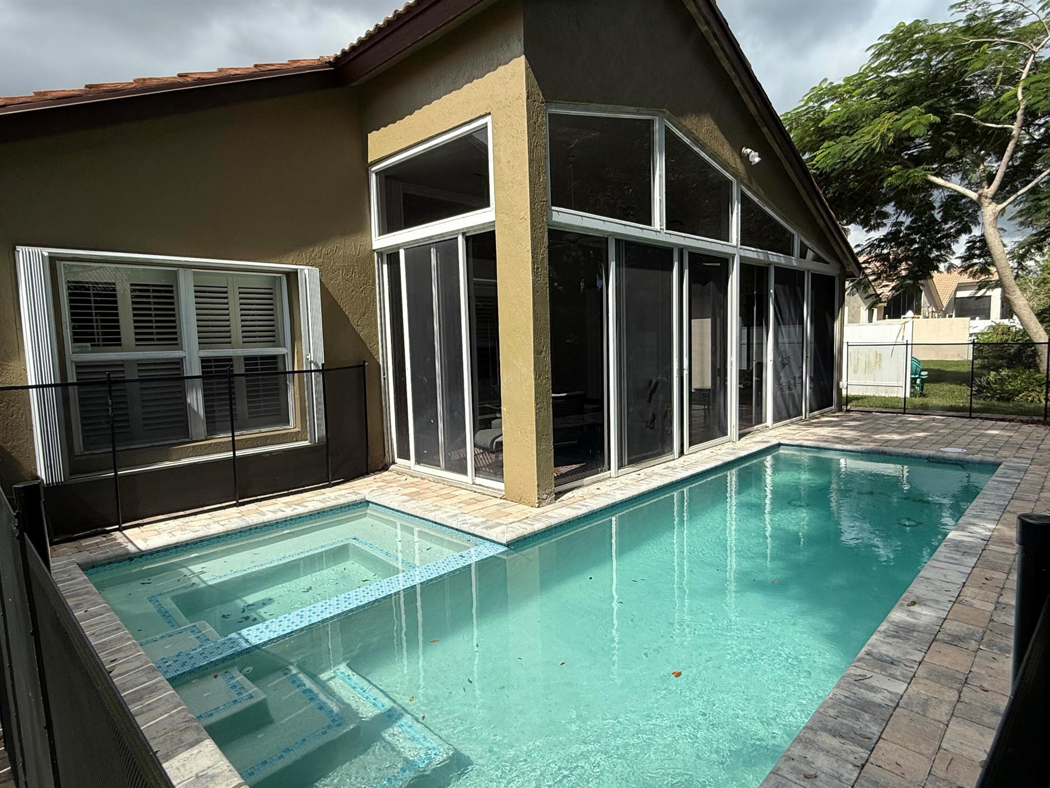 ROYAL LAKES - Residential