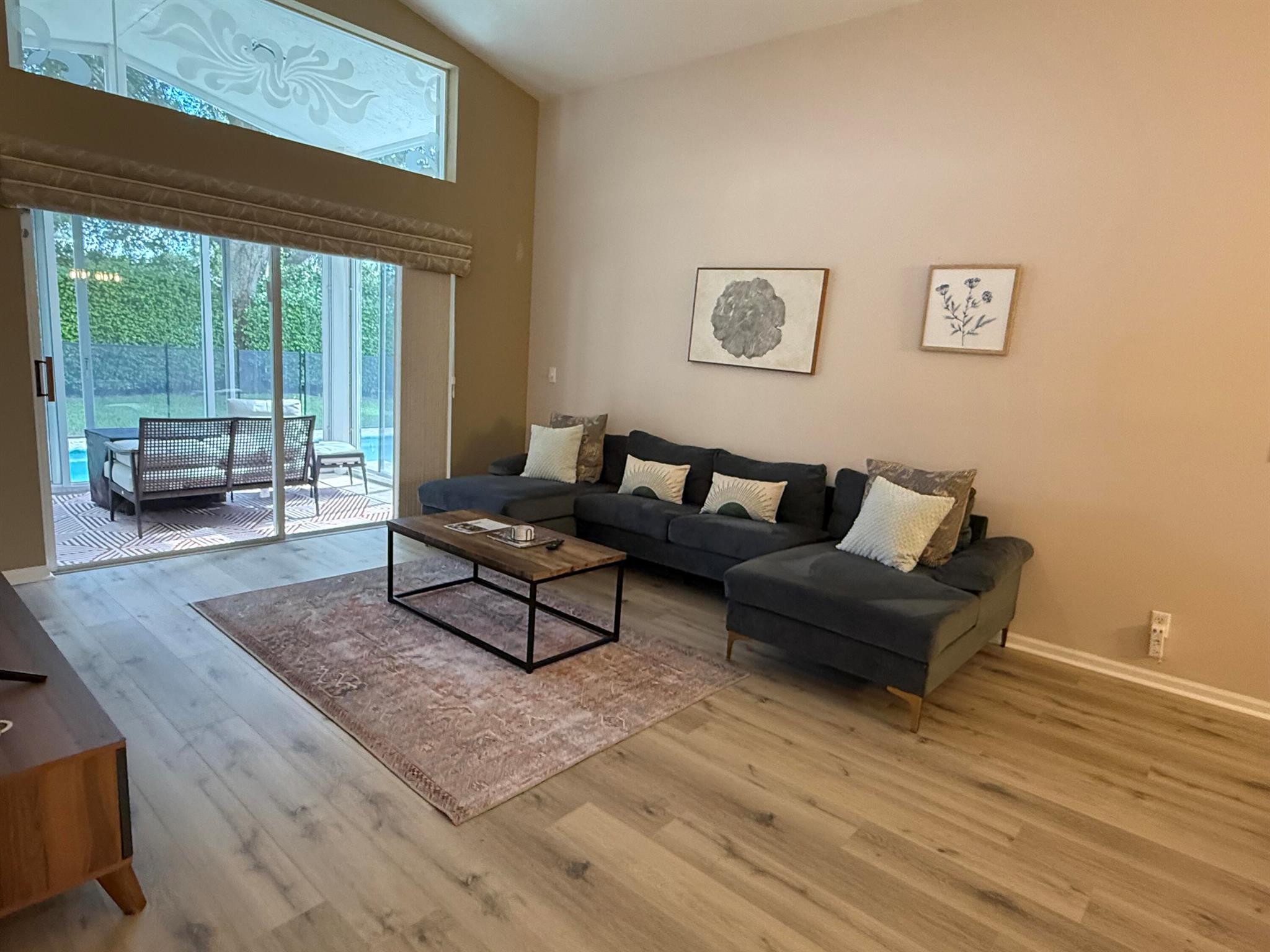 ROYAL LAKES - Residential