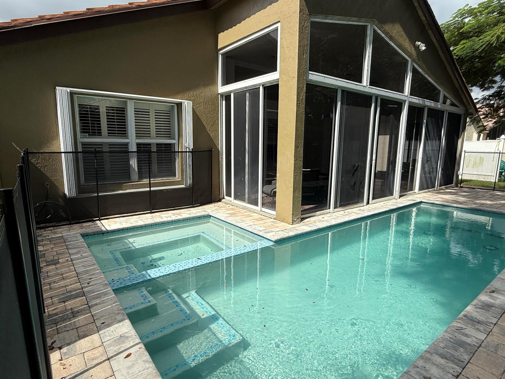 ROYAL LAKES - Residential