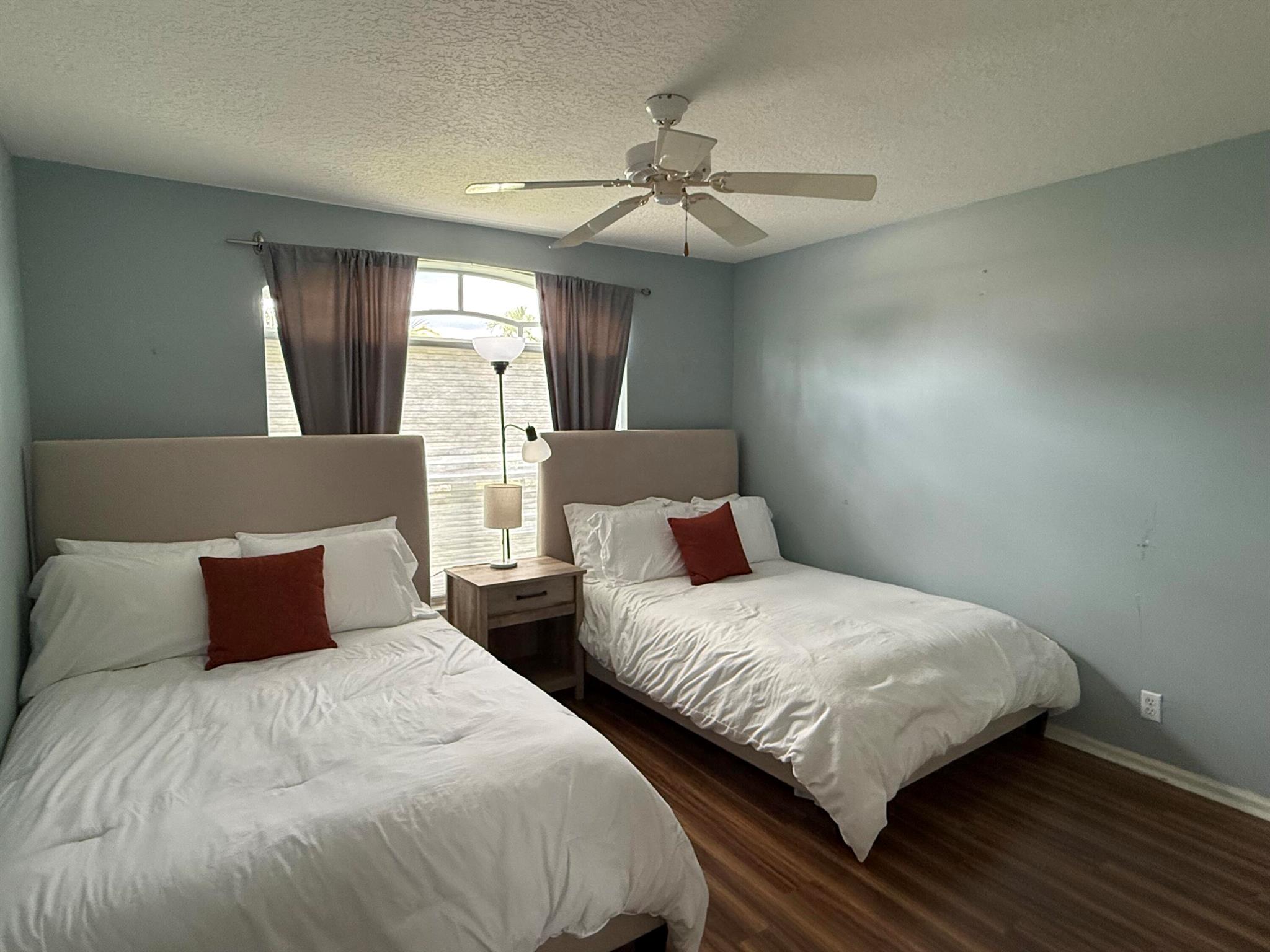 ROYAL LAKES - Residential