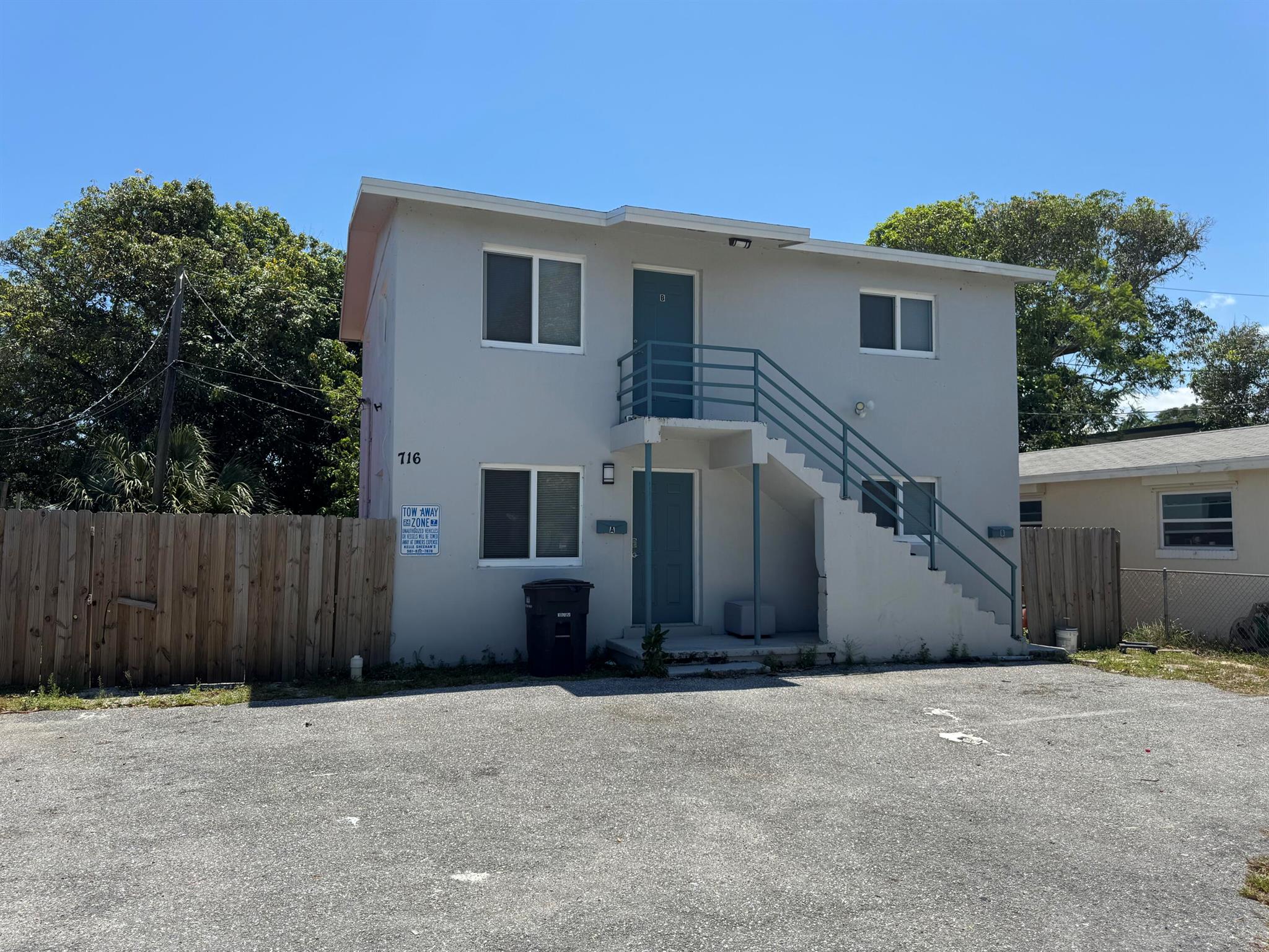 This rental includes a fully fenced yard, updated laminate floors, and stainless steel kitchen appliances. Available to rent furnished or unfurnished. Unit is downstairs only.Quick move in possible.