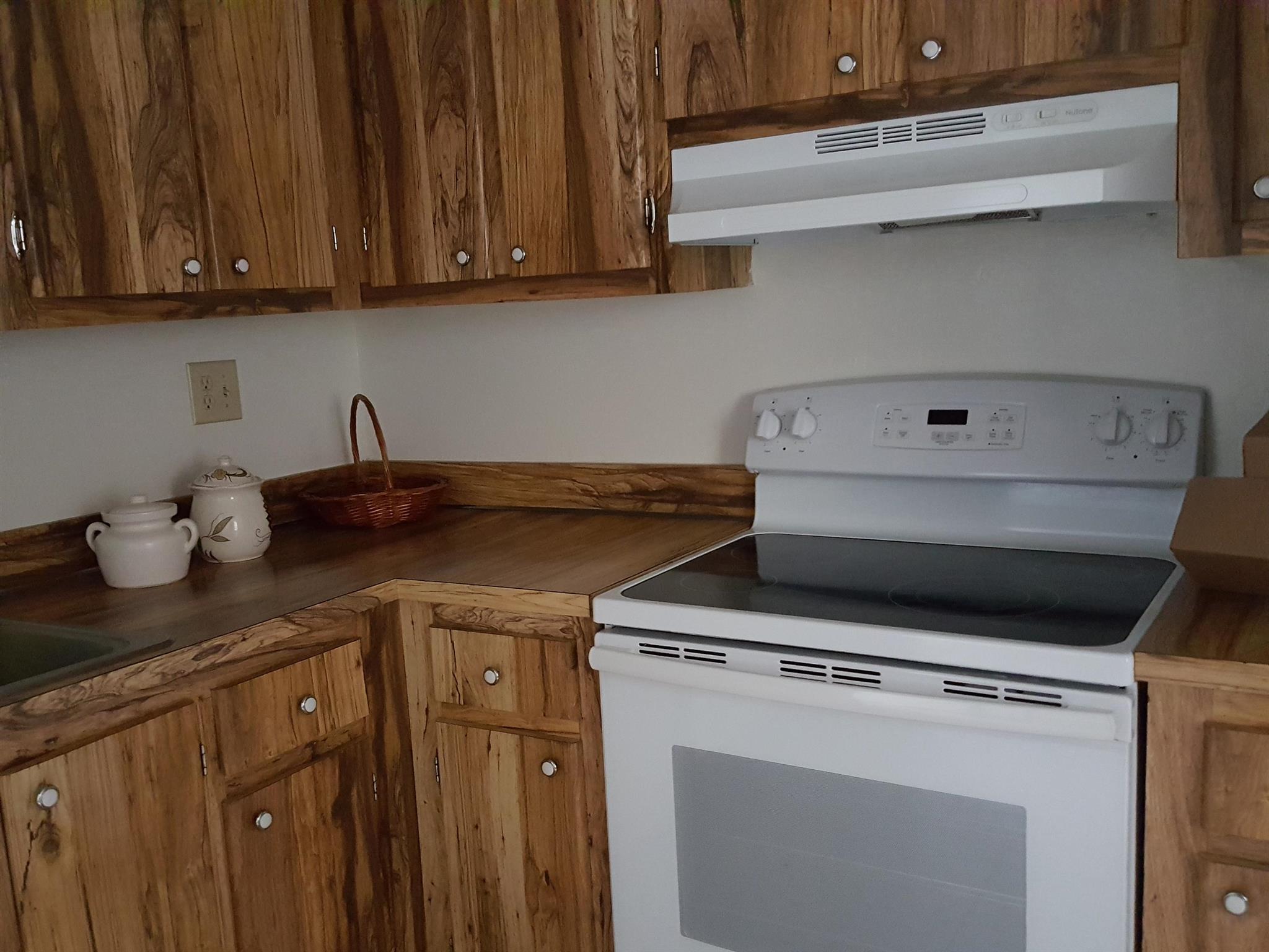 VERY NICE AND LARGE 2 BED, 2BATH WITH LARGE BALCONY FOR AN OFFICE, BIG MASTER BEDROMWITH A WALK-IN CLOSET, AND LARGE BATHROM WITH WALKING SHOWER, ALL LAMINATE FLOOR AND A REAL ELEVATOR, ONE OF THE NICEST CONDO IN KINGS POINT 2ND FLOOR  IT HAS NO CARPET,  NEW LAMINATE FLOOR,WILL BE FRESHLY AND WILL PUT NEW APPLIANCES.