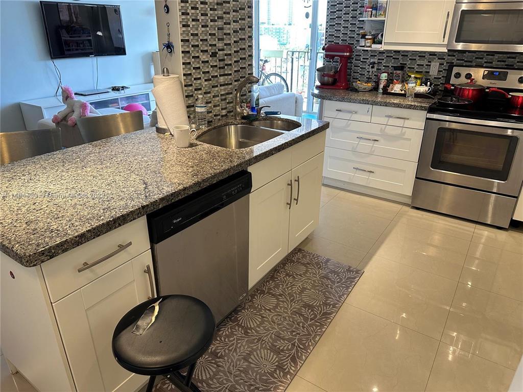 200 LESLIE CONDO - Residential