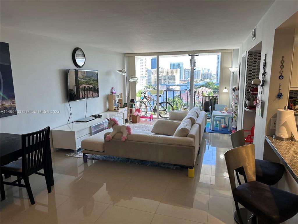 200 LESLIE CONDO - Residential