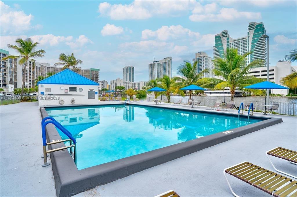 200 LESLIE CONDO - Residential