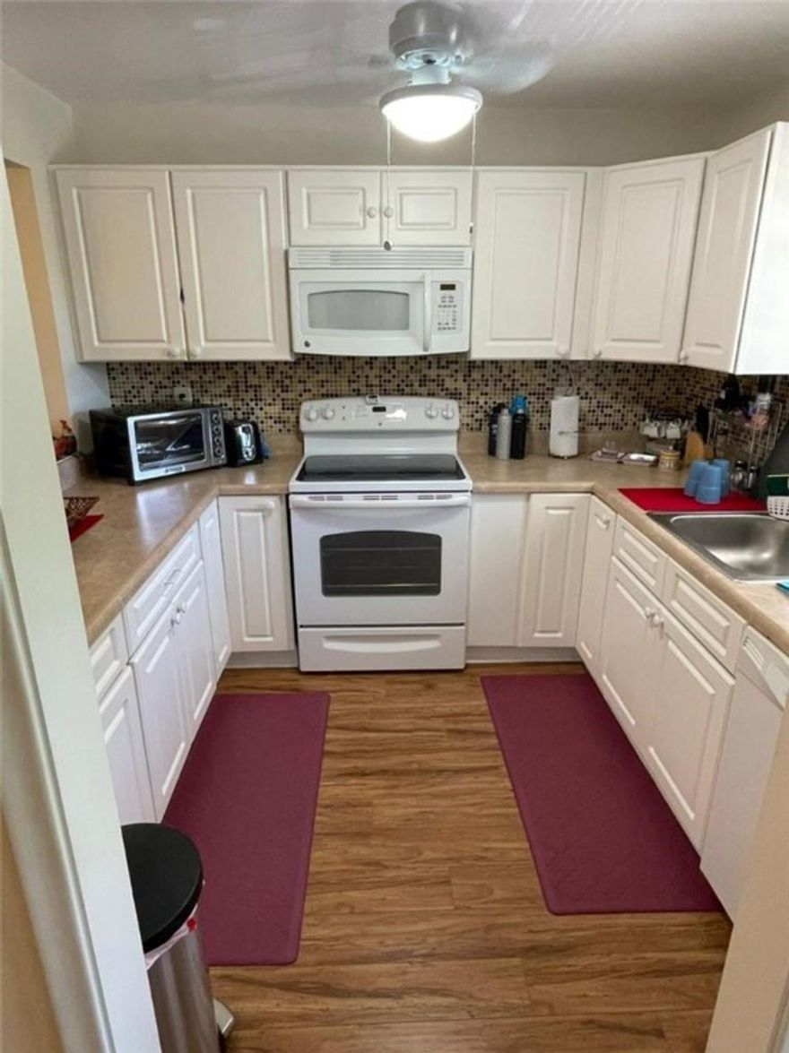 Beautiful well kept 2/2 condo near to the beach and shops. Updated kitchen and main area floors. All ages community. Laundry facility in the building.Cash Only!