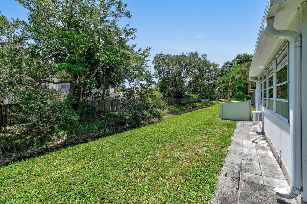 Photo of 10128 Meridian Way N #4, Palm Beach Gardens, FL 33410 (MLS # R11090265)