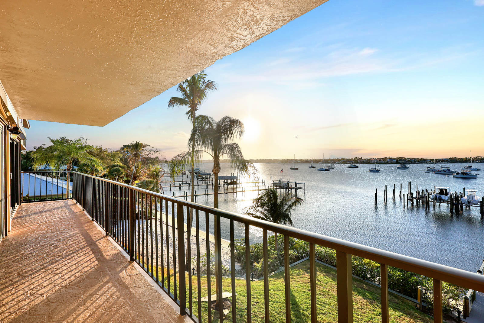 EDGEWATER VILLAS CONDO - Residential