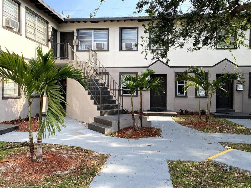 First month and one month deposit only !  No HOA , very fast process . Great location in west palm !