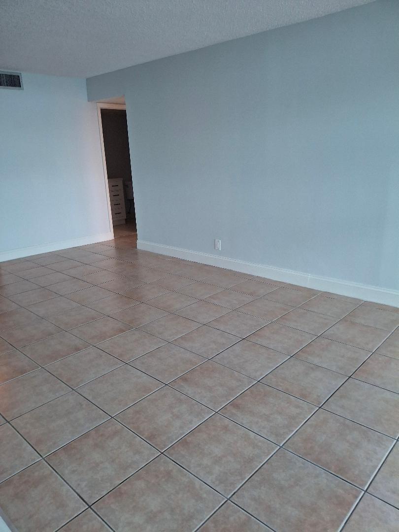 105 Lake Emerald Dr 406