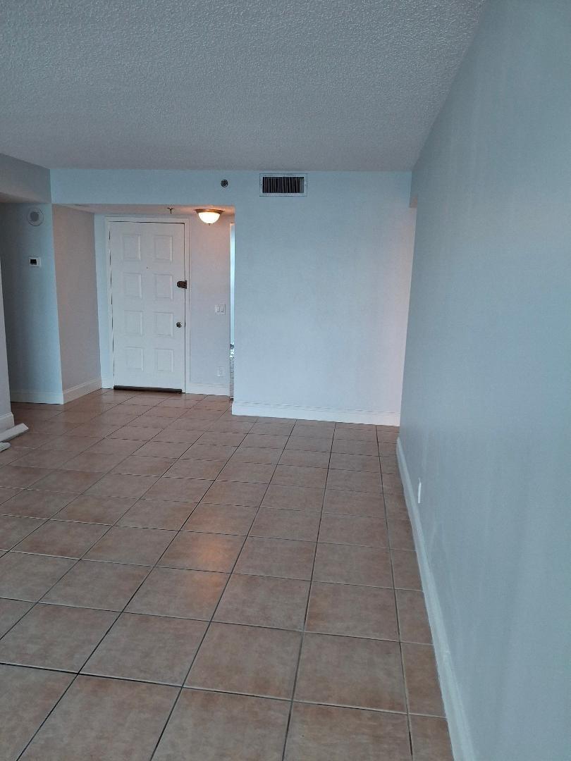 105 Lake Emerald Dr 406