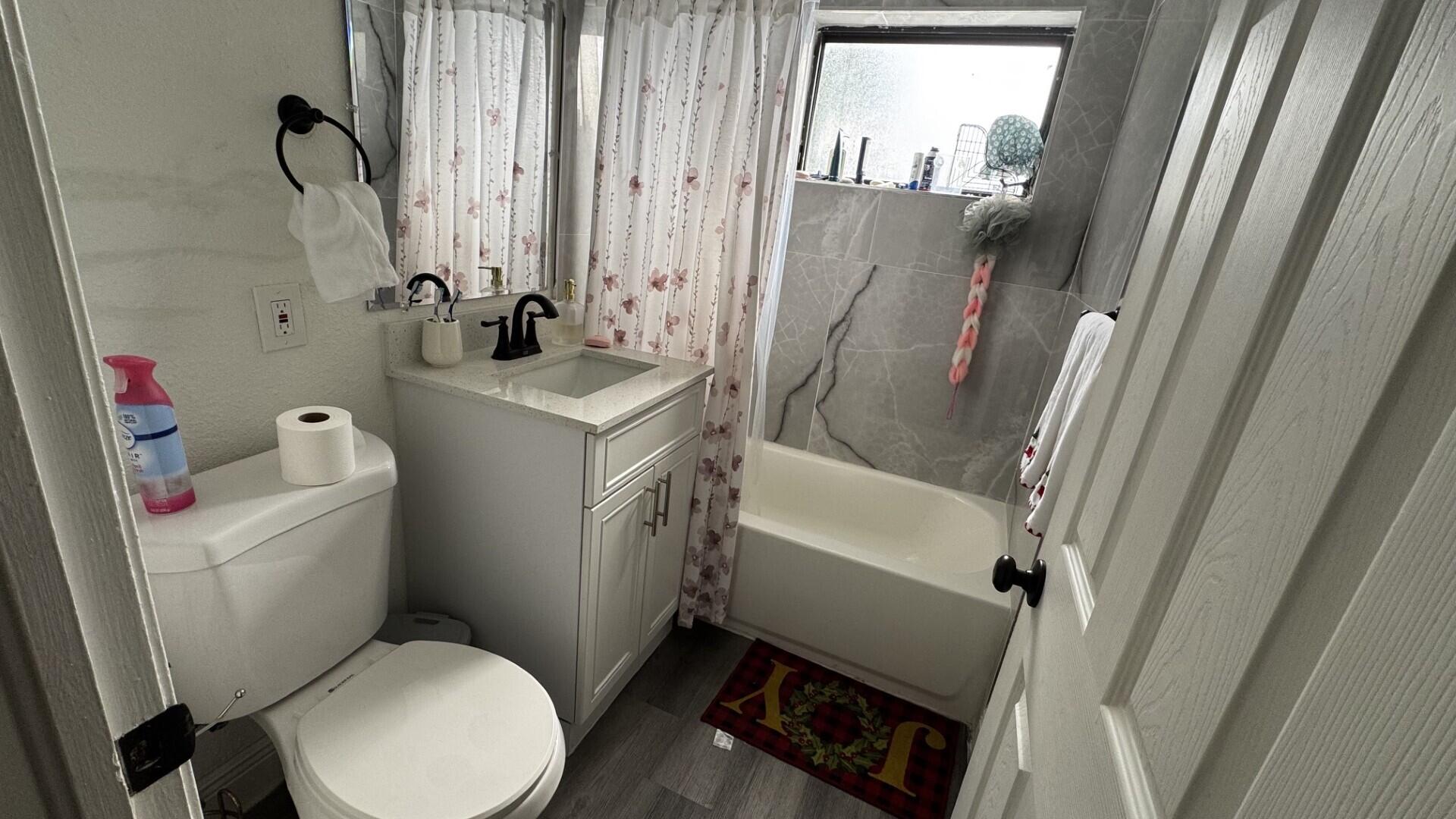 WHISPERING PALMS 5 - Residential