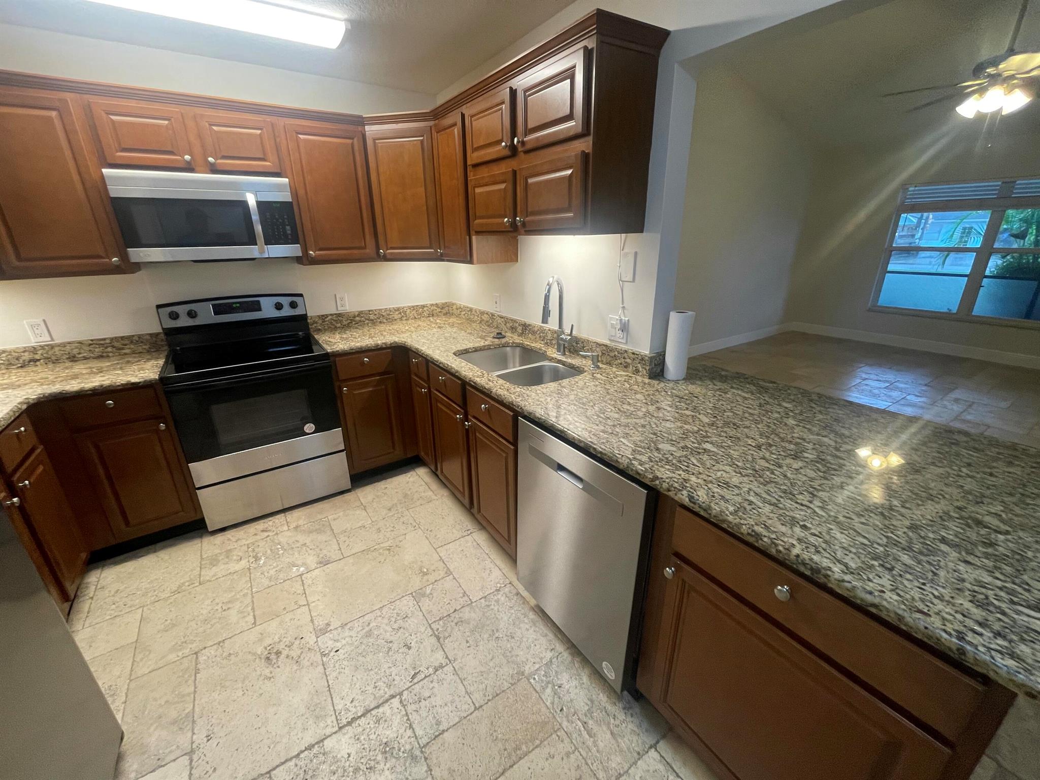 EASTRIDGE ESTATES - Residential Lease