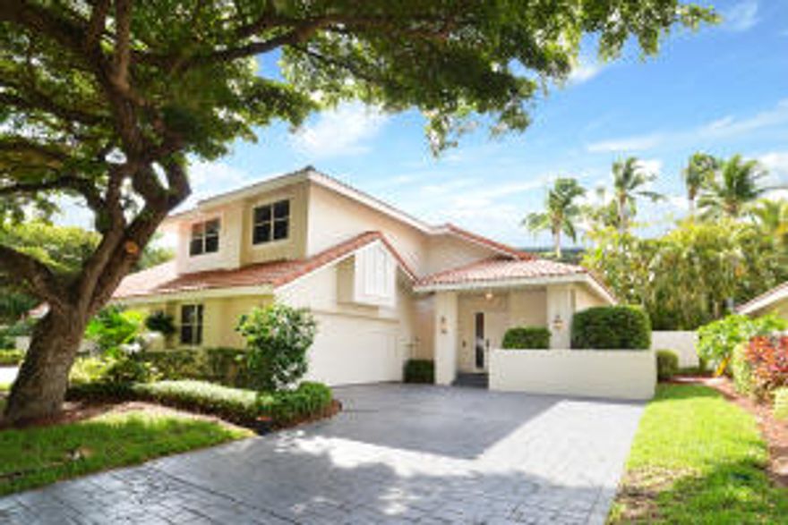 Rental home with great character. High ceilings and lots of light. Kitchen is open to family room. Private pool and patio.Must allow occasional showings