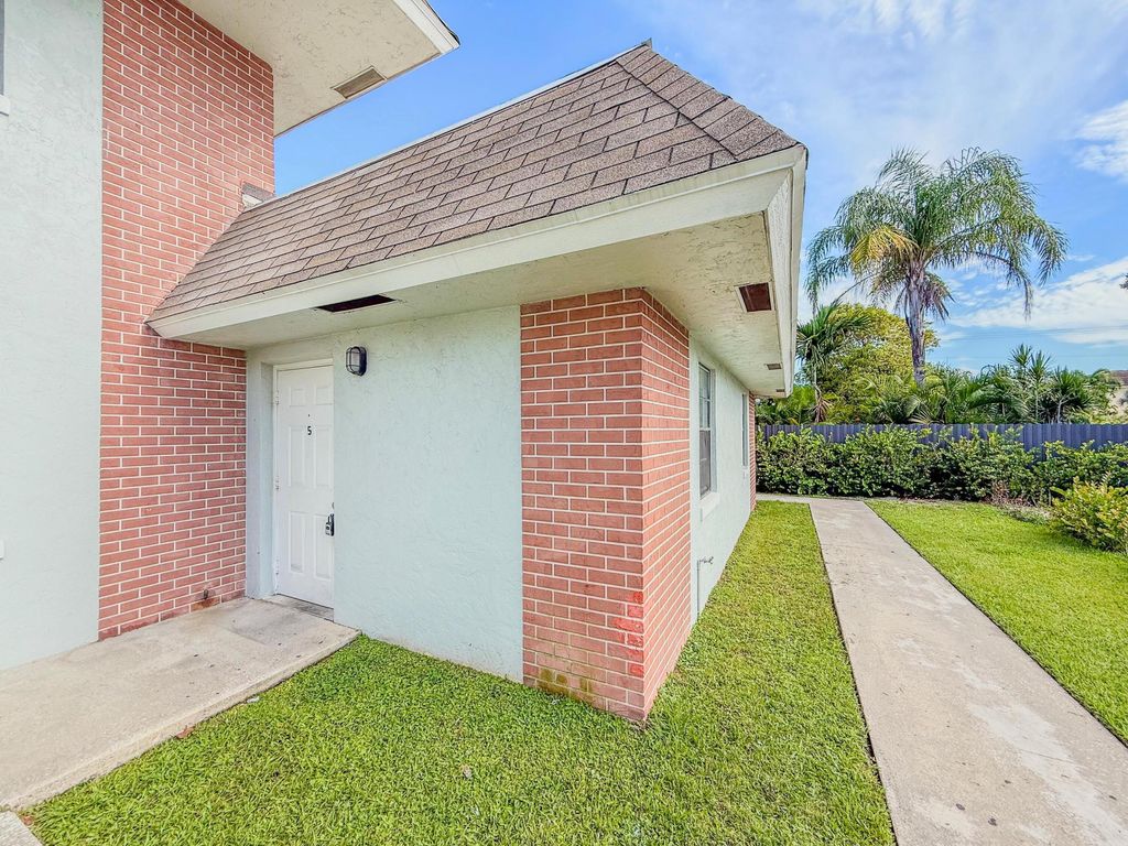 Photo of 1515 N Federal Highway, Lake Worth Beach, FL 33460 (MLS # B26002858)