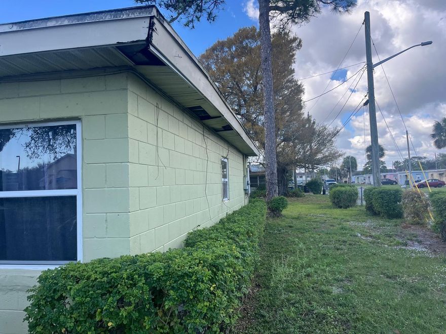 4/3 HOME IN FORT PIERCE, FLORIDA RENOVATED KIT, FLOORING & BATHS. ALSO LISTED FOR RENT.