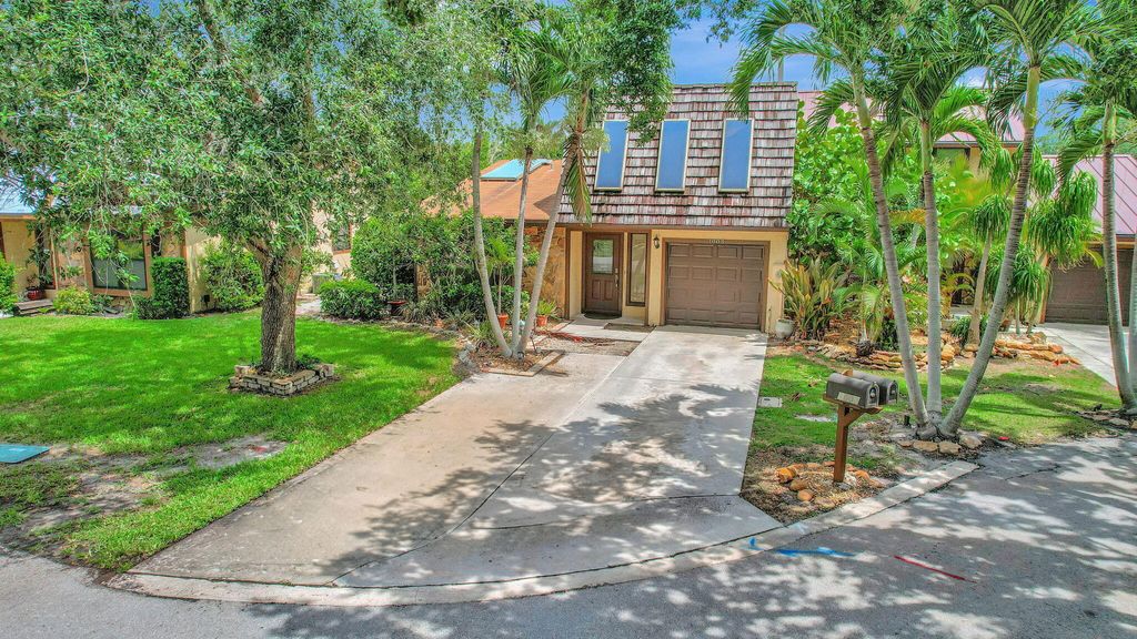 Photo of 1003 Raintree Lane, Palm Beach Gardens, FL 33410 (MLS # B26021581)