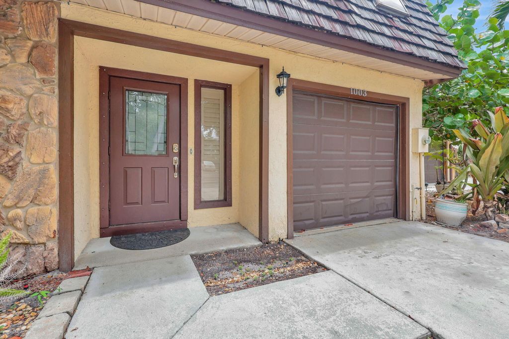 Photo of 1003 Raintree Lane, Palm Beach Gardens, FL 33410 (MLS # B26021581)