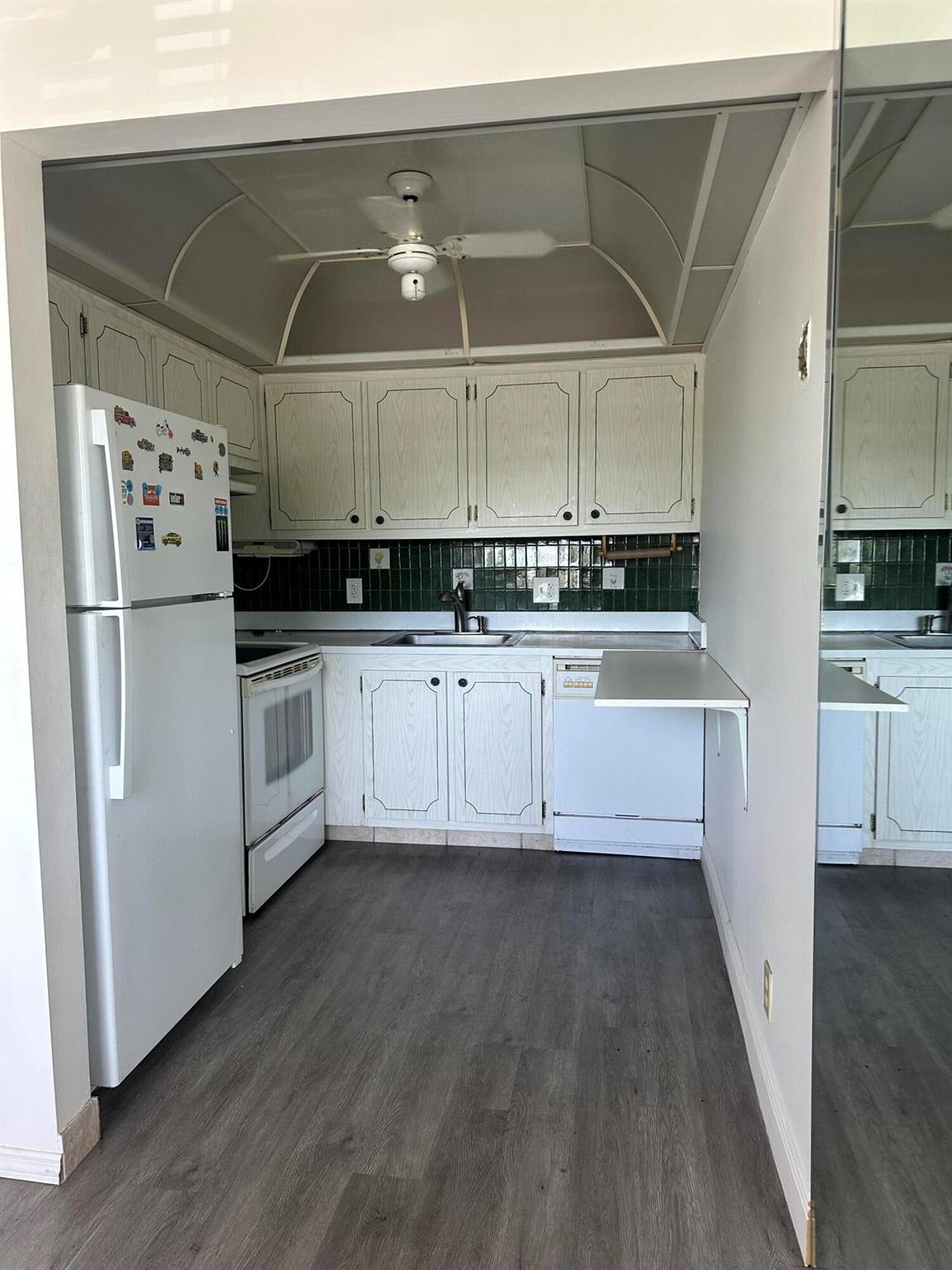 VILLAGE GREEN SUSSEX COND DECL FILED 2-6-80 - Residential