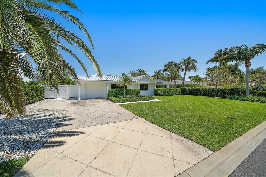 Photo of 172 Beacon Lane, Jupiter Inlet Colony, FL 33469 (MLS # R10710458)